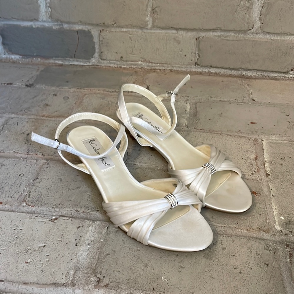 Dyeable formal shoes with silver and sparkly details
